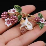 سنجاق سینه تمشک