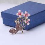 سنجاق سینه سنجاب و شاخه گل