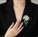 سنجاق سینه گل یاس