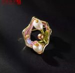 سنجاق سینه طرح مینیمال - Image 2