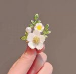 سنجاق سینه گل صد تومنی