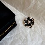 سنجاق سینه گل مشکی شنل - Image 3