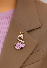 سنجاق سینه قو